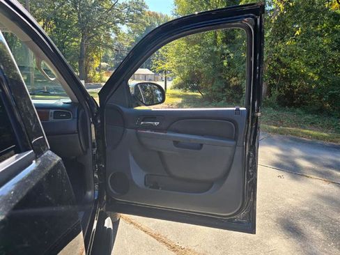 Used 2013 Chevrolet Tahoe LTZ image 19