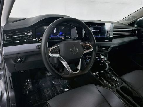 Used 2025 Volkswagen Jetta SE FWD image 11