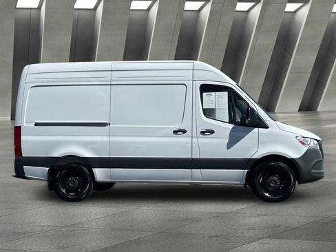 Used 2025 Mercedes-Benz Sprinter 2500 image 3