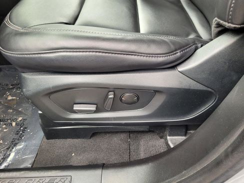 Used 2023 Ford Explorer XLT w/ Equipment Group 202A AWD/4WD image 17