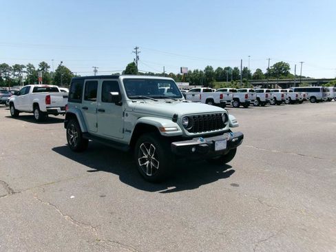 Used 2024 Jeep Wrangler Unlimited AWD/4WD image 4
