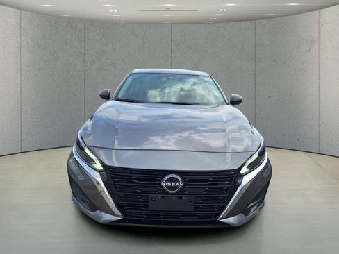 Used 2024 Nissan Altima 2.5 SV FWD image 8