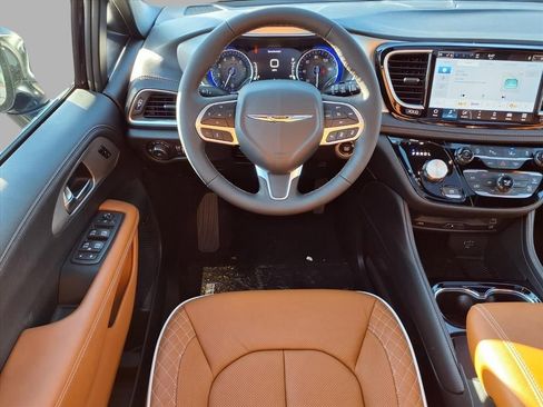 New 2026 Chrysler Pacifica Pinnacle image 4