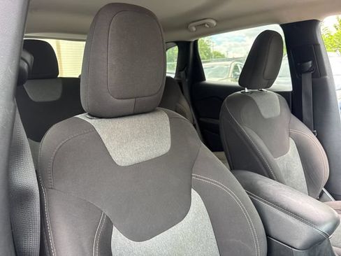 Used 2018 Jeep Cherokee Latitude w/ Cold Weather Group FWD image 22