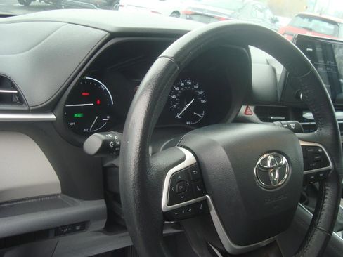 Used 2024 Toyota Sienna XLE image 14