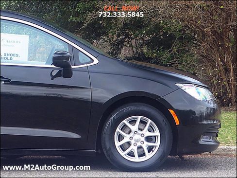 Used 2017 Chrysler Pacifica Touring image 24