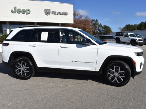 Used 2025 Jeep Grand Cherokee Limited w/ Luxury Tech Group II image 10