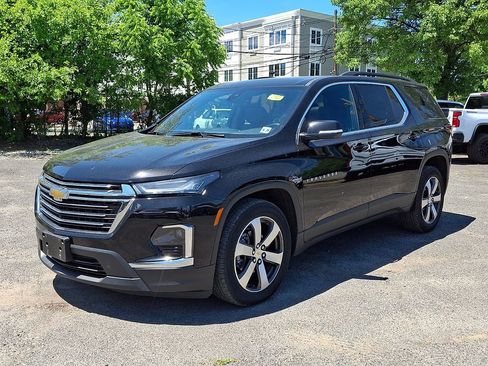Used 2023 Chevrolet Traverse LT w/ LT Premium Package AWD/4WD image 3