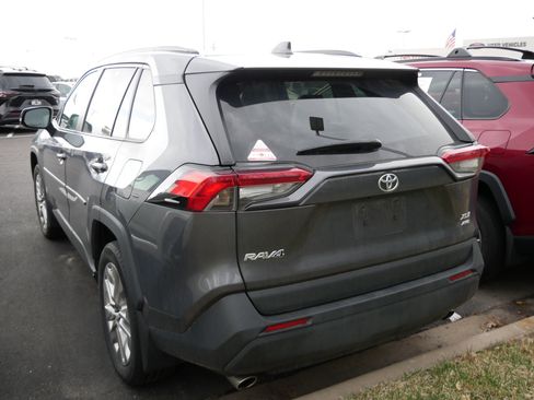Used 2021 Toyota RAV4 XLE Premium image 5