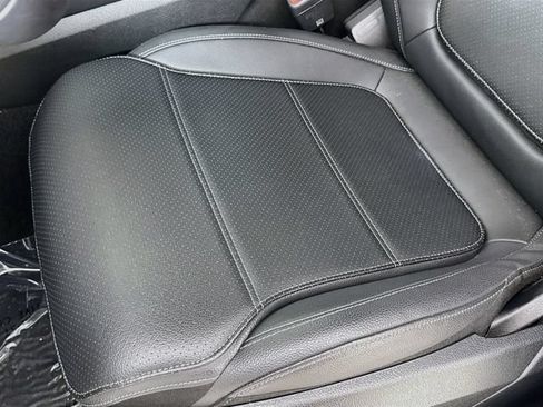Used 2025 Mercedes-Benz GLC 300 4MATIC image 19