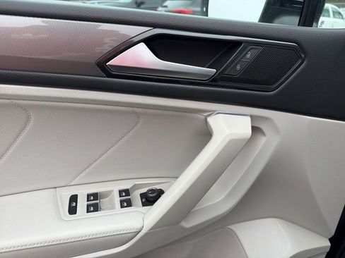Used 2023 Volkswagen Tiguan SE w/ Panoramic Sunroof Package image 13