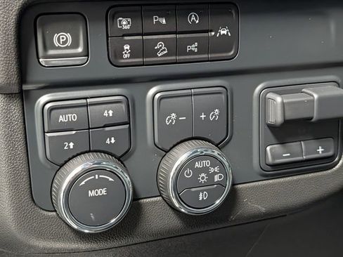 Used 2025 Chevrolet Suburban Premier image 21