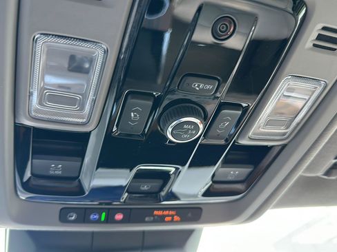 Used 2025 Cadillac Escalade ESV Sport Platinum AWD/4WD image 33