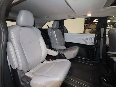 Used 2025 Toyota Sienna XLE image 24
