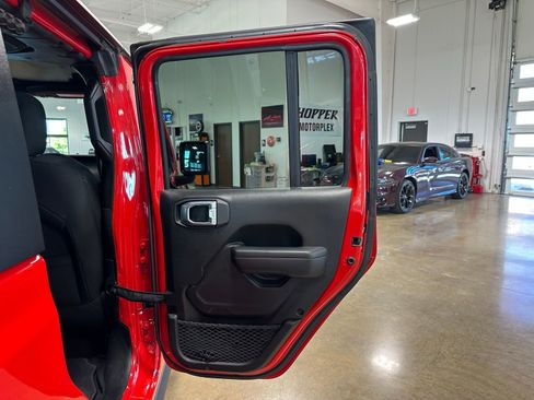 Used 2021 Jeep Gladiator Willys image 30