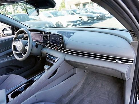 Used 2022 Hyundai Elantra SEL w/ Convenience Package FWD image 10