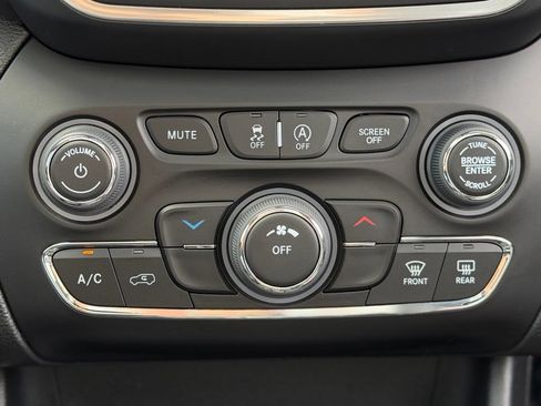 Used 2022 Jeep Cherokee Latitude w/ Sun & Sound Group AWD/4WD image 12