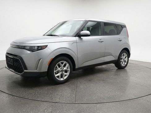 Used 2025 Kia Soul LX w/ LX Technology Package FWD image 3