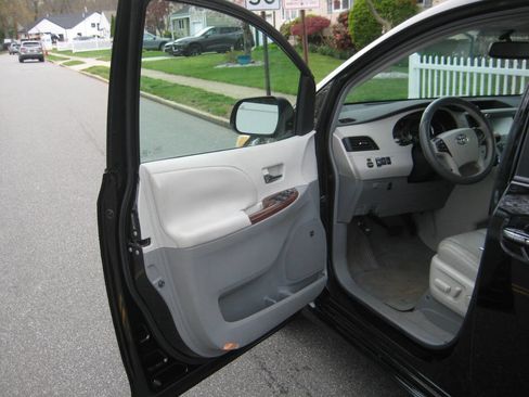 Used 2011 Toyota Sienna XLE w/ Premium Pkg FWD image 9