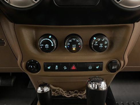 Used 2011 Jeep Wrangler Unlimited Rubicon w/ Connectivity Group AWD/4WD image 37