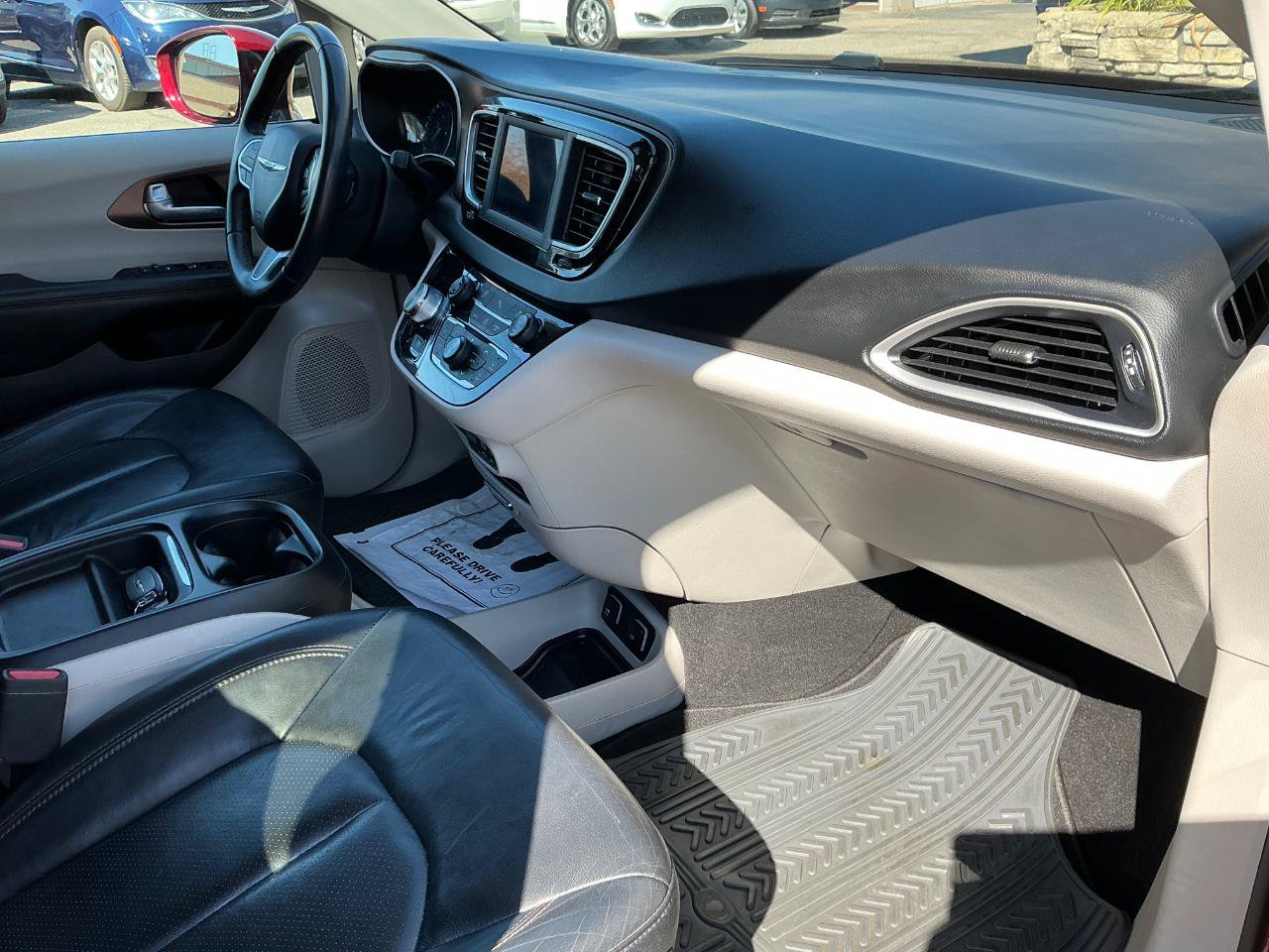 Used 2018 Chrysler Pacifica Touring-L w/ Tire & Wheel Group FWD image 11