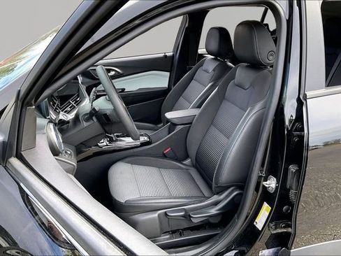 Used 2025 Chevrolet Trax LT image 15