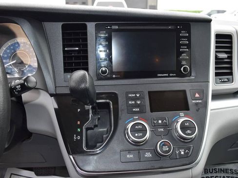 Used 2019 Toyota Sienna LE FWD image 11