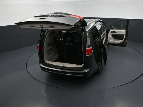 Used 2020 Chrysler Pacifica Touring-L Plus w/ Advanced Safetytec Group FWD image 29
