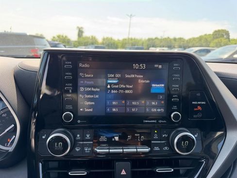 Used 2022 Toyota Highlander XLE FWD image 18