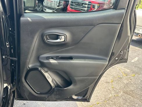 Used 2017 Jeep Renegade Altitude FWD image 17