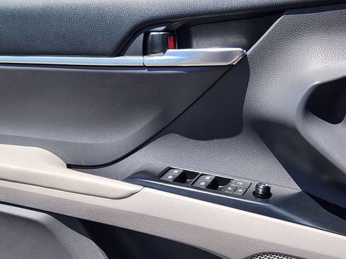 Used 2018 Toyota Camry SE w/ Moonroof Package FWD image 22