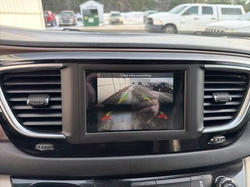 Used 2020 Chrysler Voyager Lxi image 15