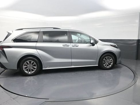 Used 2025 Toyota Sienna XLE FWD image 9