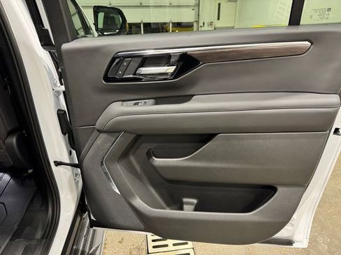 New 2026 Chevrolet Suburban LS image 12