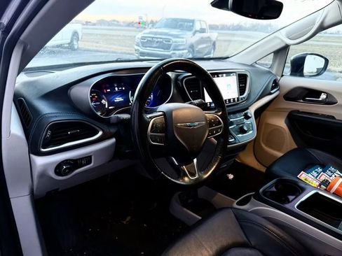 Used 2021 Chrysler Pacifica Touring-L image 11