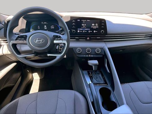 Used 2025 Hyundai Elantra SE w/ Cargo Package FWD image 15
