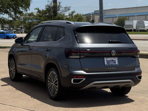 New 2025 Volkswagen Taos SE FWD image 7