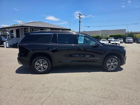 Used 2025 Chevrolet Traverse LT FWD image 4
