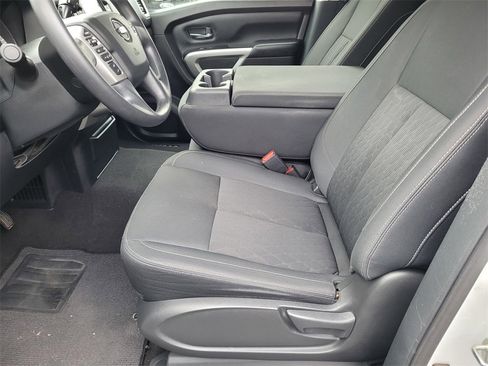 Used 2019 Nissan Titan SV image 24