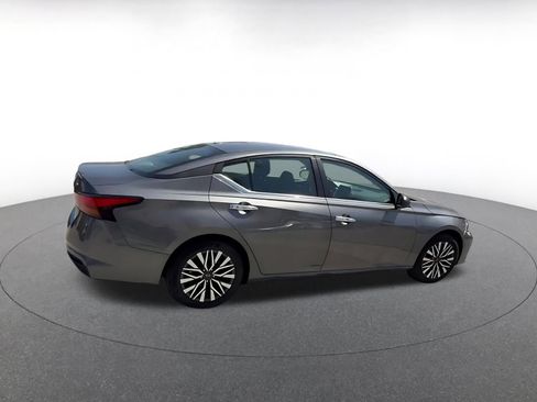 Used 2025 Nissan Altima 2.5 SV FWD image 15