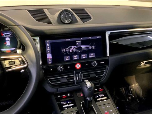 Certified 2026 Porsche Macan AWD/4WD image 16