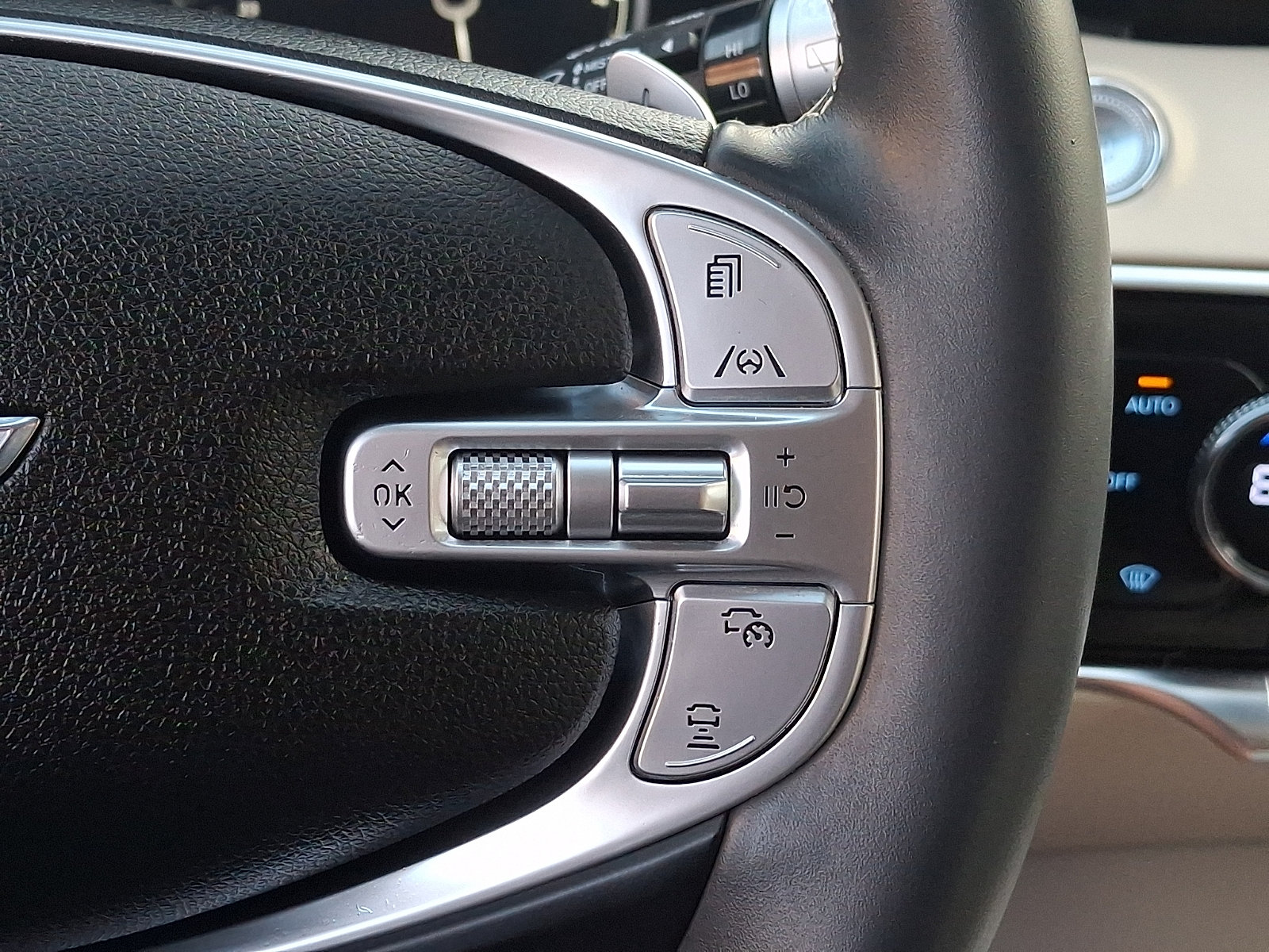Certified 2022 Genesis GV70 2.5T AWD/4WD image 22