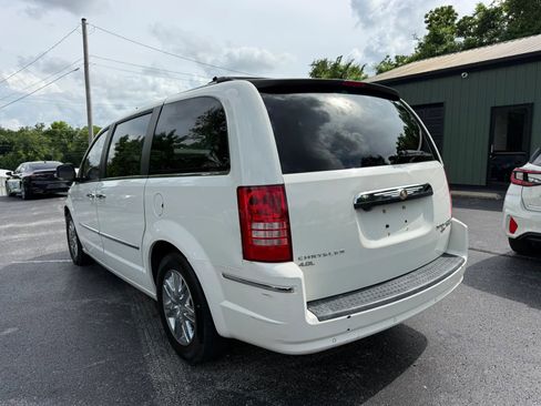 Used 2010 Chrysler Town & Country Limited w/ Entertainment Group #3 FWD image 4