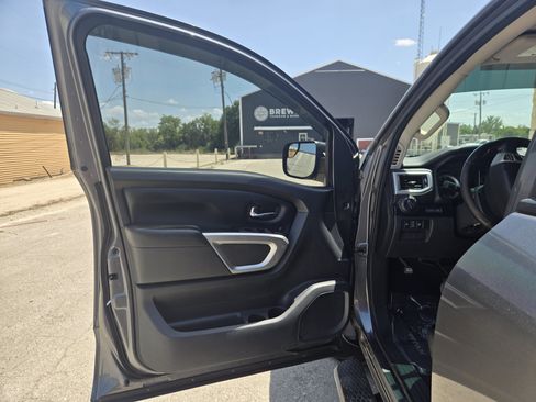 Used 2017 Nissan Titan SV AWD/4WD image 4