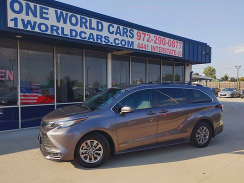 Used 2021 Toyota Sienna LE FWD image 1