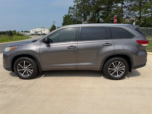 Used 2018 Toyota Highlander XLE AWD/4WD image 4