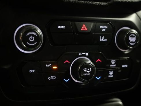 Used 2021 Jeep Renegade Latitude AWD/4WD image 27