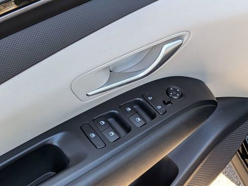 Used 2023 Hyundai Tucson SE image 9