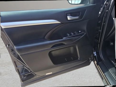 Used 2019 Toyota Highlander XLE AWD/4WD image 9