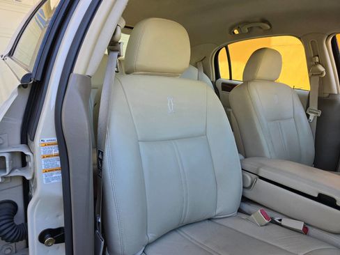 Used 2003 Lincoln Town Car Cartier image 96